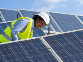 image d'une jeune professionnelle du solaire PV qui verifie des panneaux