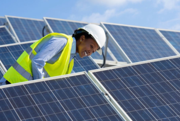 image d'une jeune professionnelle du solaire PV qui verifie des panneaux