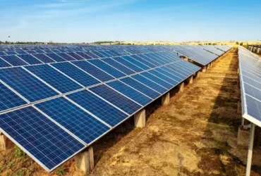 Image de panneaux solaire au sol pour une ferme photovoltaique