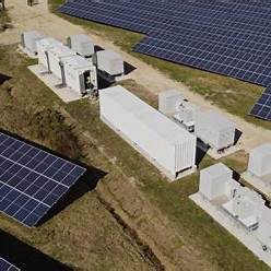 Image aérienne d'une ferme solaire avec du stockage