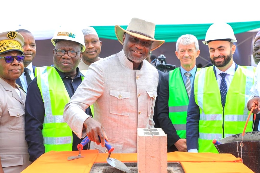 Image du ministre  des Mines, du Pétrole et de l'Énergie, Mamadou Sangafowa-Coulibaly qui pose la première pierre du projet de Ferké