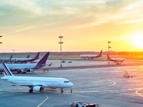 Image descriptif d'un coucher de soleir vue d'un aéroport