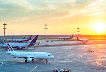 Image descriptif d'un coucher de soleir vue d'un aéroport