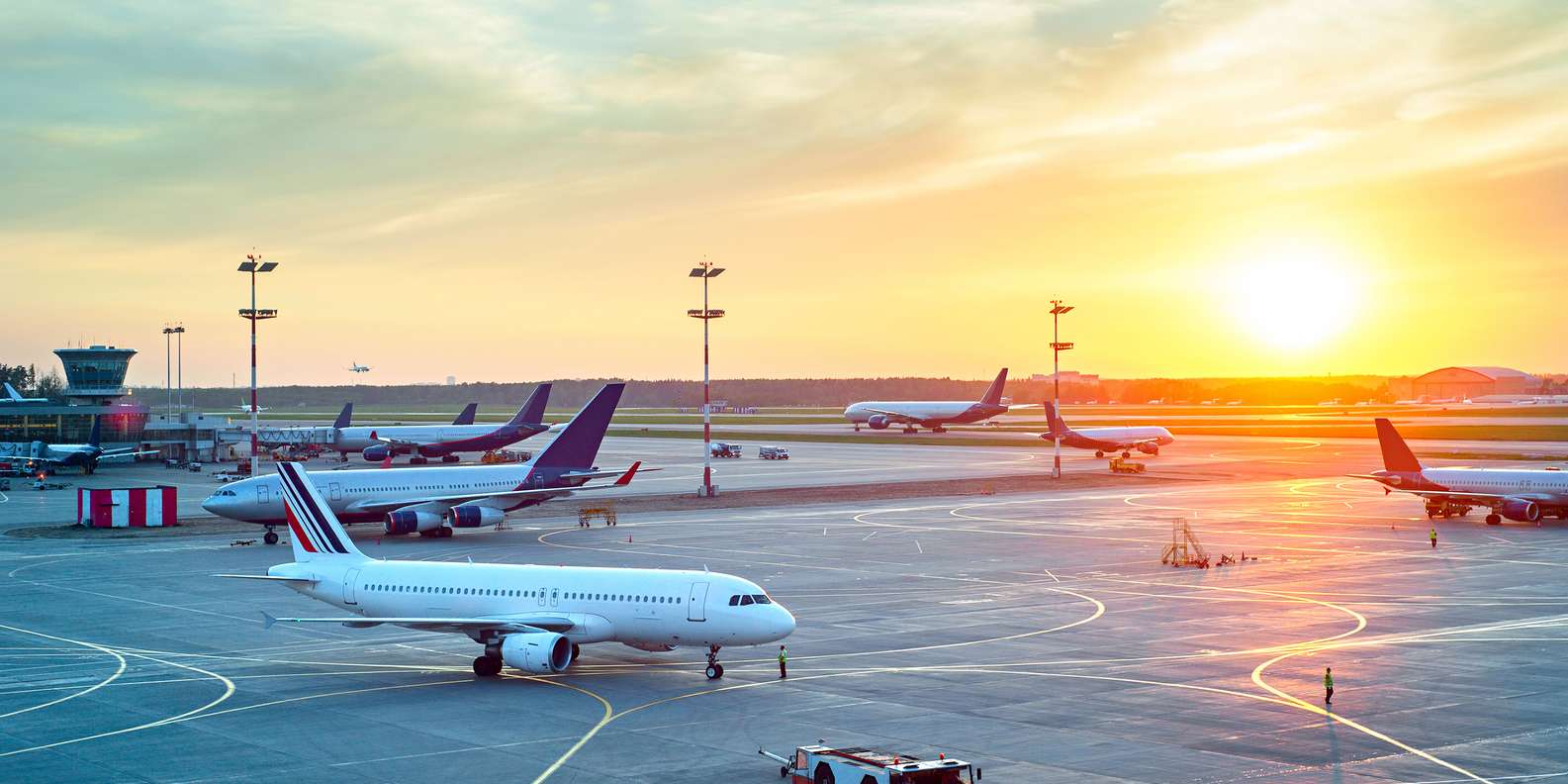 Image descriptif d'un coucher de soleir vue d'un aéroport
