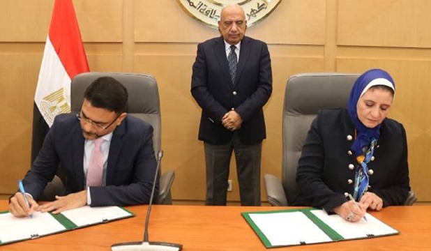 Image representatif de la signature de l'accord entre AMEA et l'Egypte pour un projet de stockage de batteries