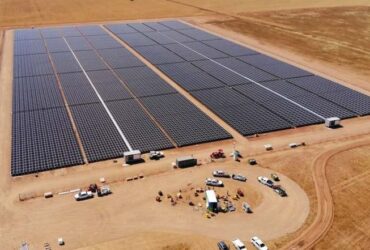 image representative - vue aerienne d'une centrale solaire