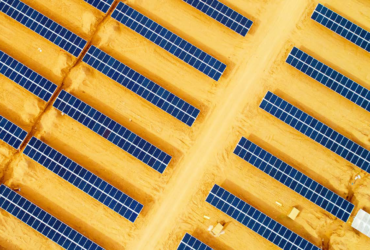 Image aérienne d'une ferme solaire dans le contexte des Investissement Solaire au Maroc