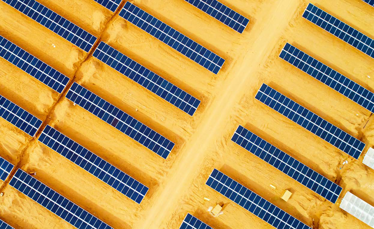 Image aérienne d'une ferme solaire dans le contexte des Investissement Solaire au Maroc