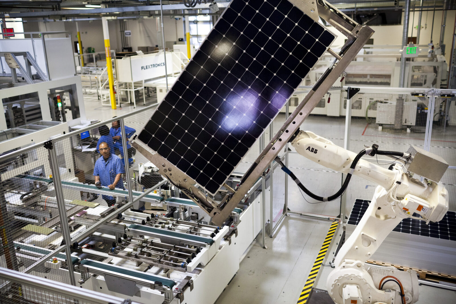 Image representative d'une usine robotisée de panneaux solaires