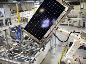 Image representative d'une usine robotisée de panneaux solaires