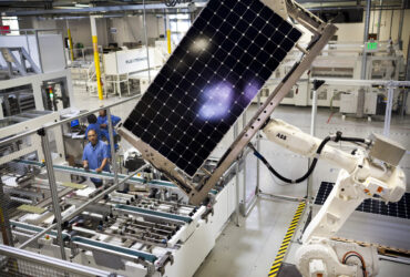 Image representative d'une usine robotisée de panneaux solaires