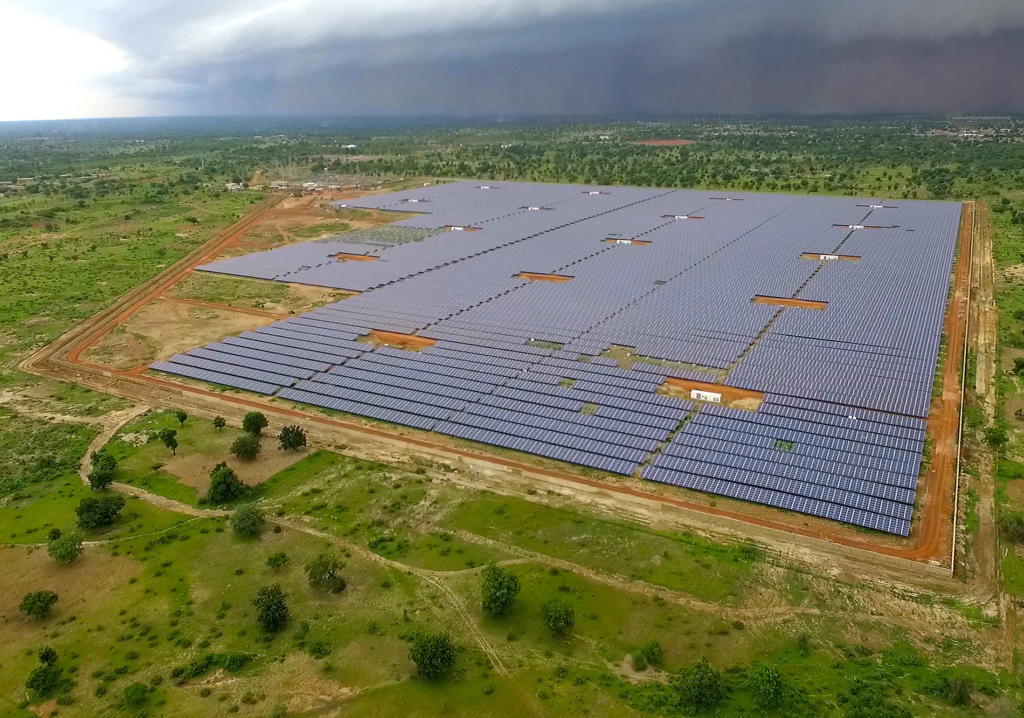 centrale d'énergie solaire photovoltaique.