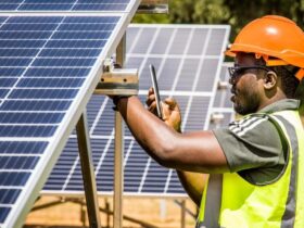 image d'un technicien africain qui fait l'inspection de panneaux solaires photovoltaique - énergies renouvelables