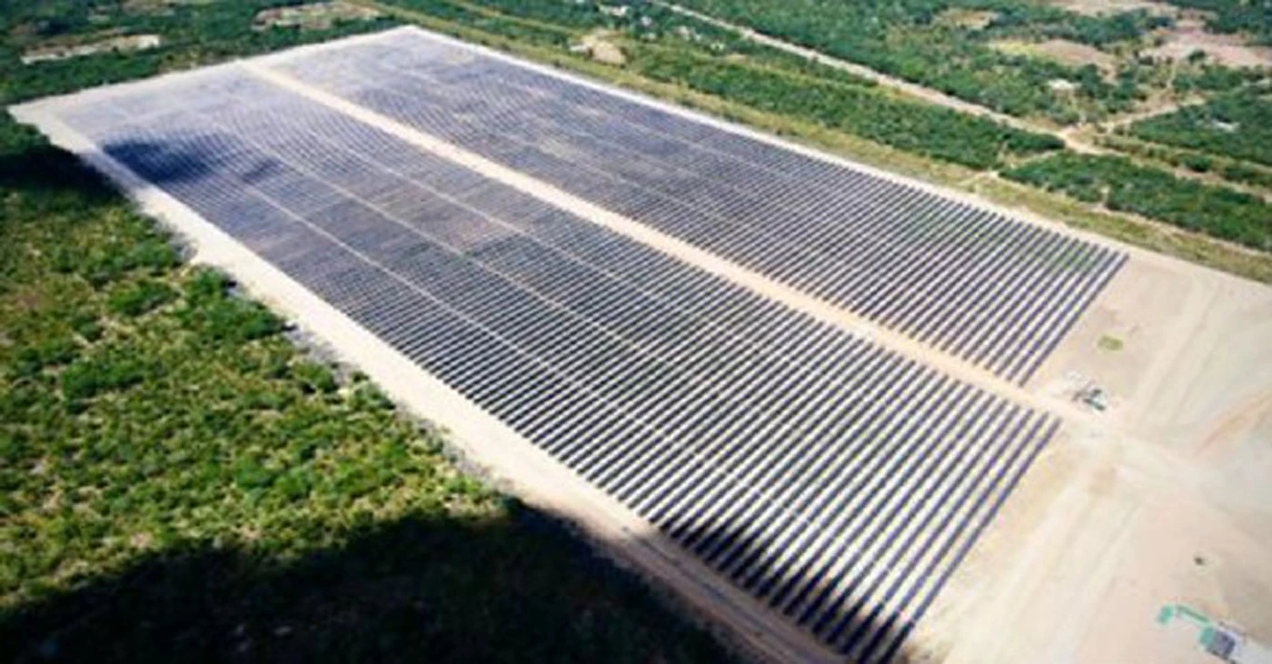 vue aerienne d'une centrale solaire pour la transition énergétique