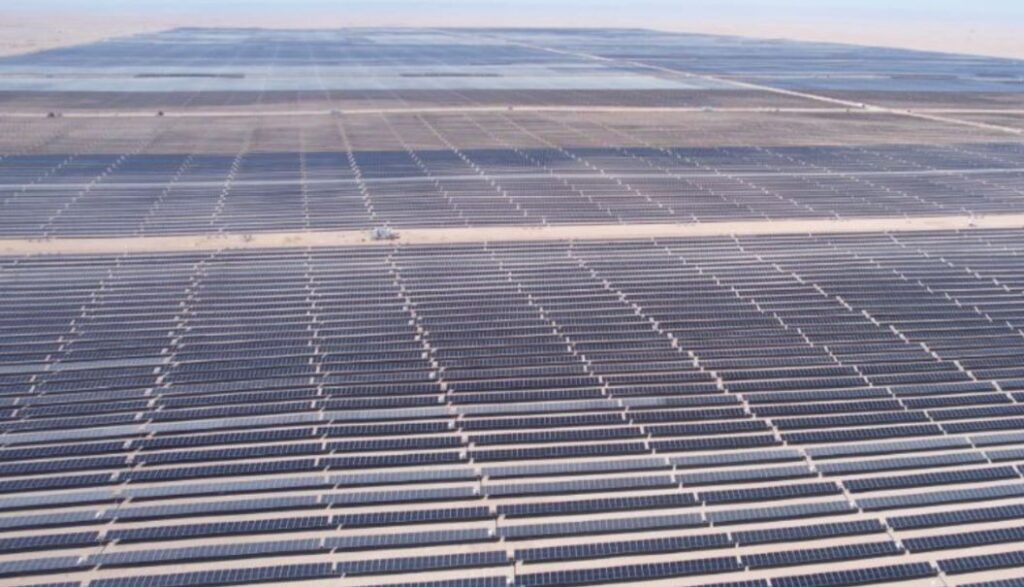 Projet solaire Abidos 2 en Égypte, centrale solaire de 1 GW avec stockage de 600 MWh.