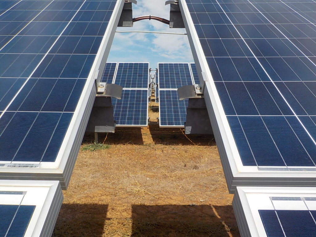 image de panneaux solaires au sol. Essor solaire de la zambie