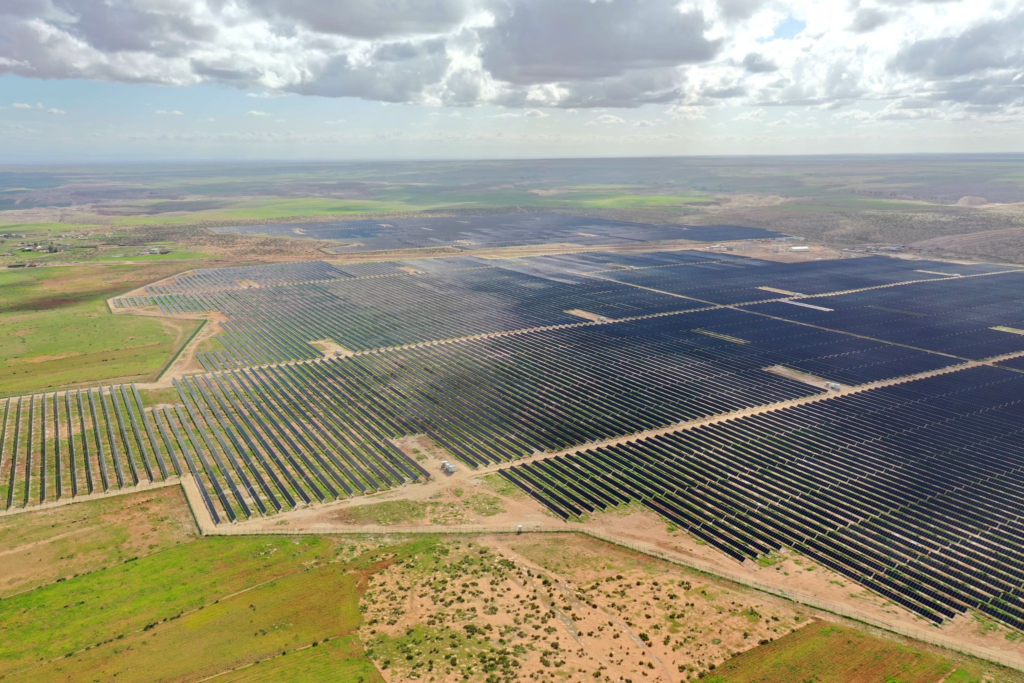 Vue aerienne de la centrale solaire qui représente une avancée photodynamique pour l'OCP