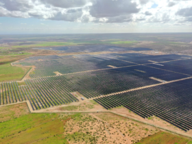 Vue aerienne de la centrale solaire qui représente une avancée photodynamique pour l'OCP