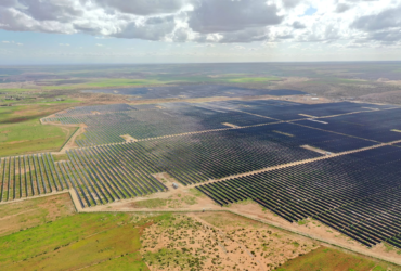 Vue aerienne de la centrale solaire qui représente une avancée photodynamique pour l'OCP