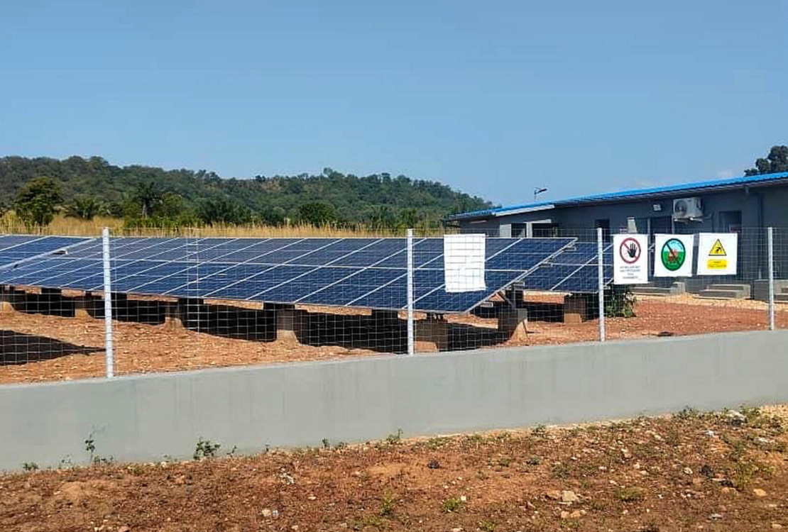 image d'une mini-centrale solaire pour l'électrification solaire rurale