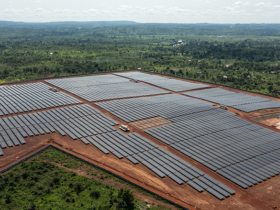 image aerienne d'une centrale solaire pour horizon 2026