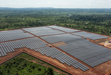 image aerienne d'une centrale solaire pour horizon 2026