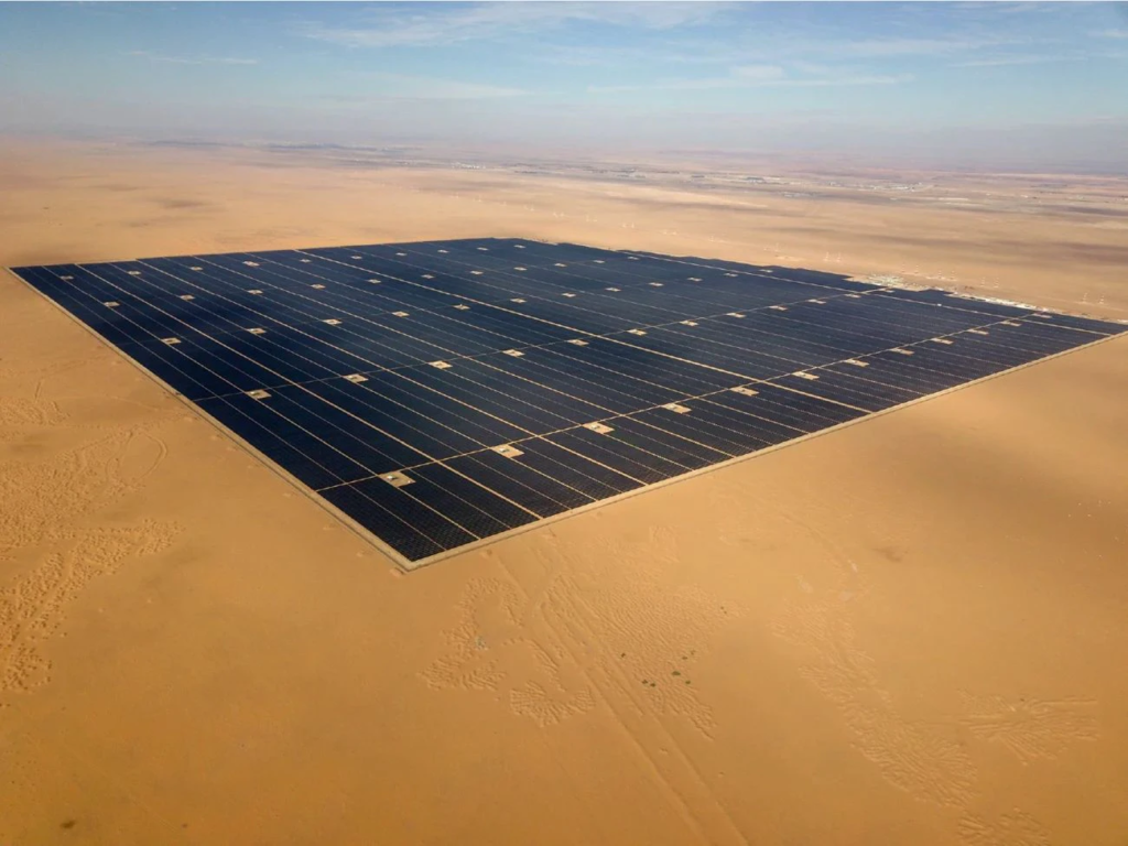 image aerienne de projet solaire dans le desert pour l'électricité solaire