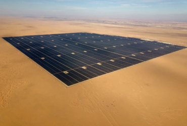 image aerienne de projet solaire dans le desert pour l'électricité solaire