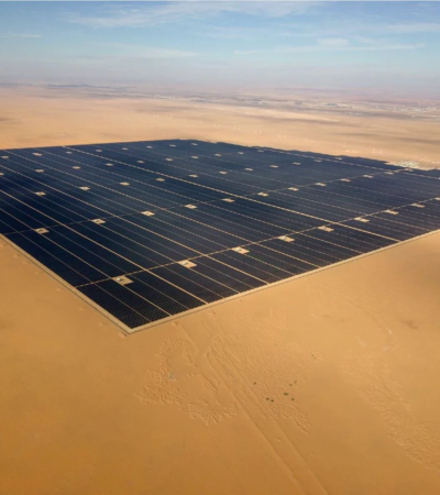 image aerienne de projet solaire dans le desert pour l'électricité solaire