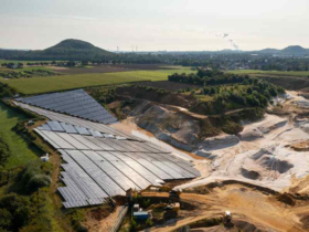 image aerienne de centrale solaire pour une mine. énergie solaire minière