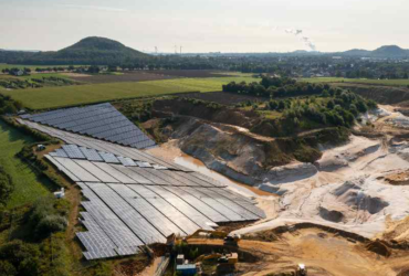image aerienne de centrale solaire pour une mine. énergie solaire minière