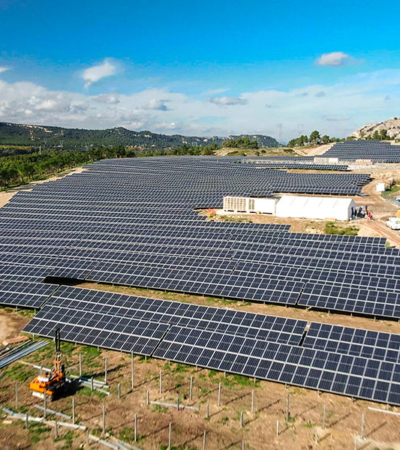 image aerienne d'un projet solaire