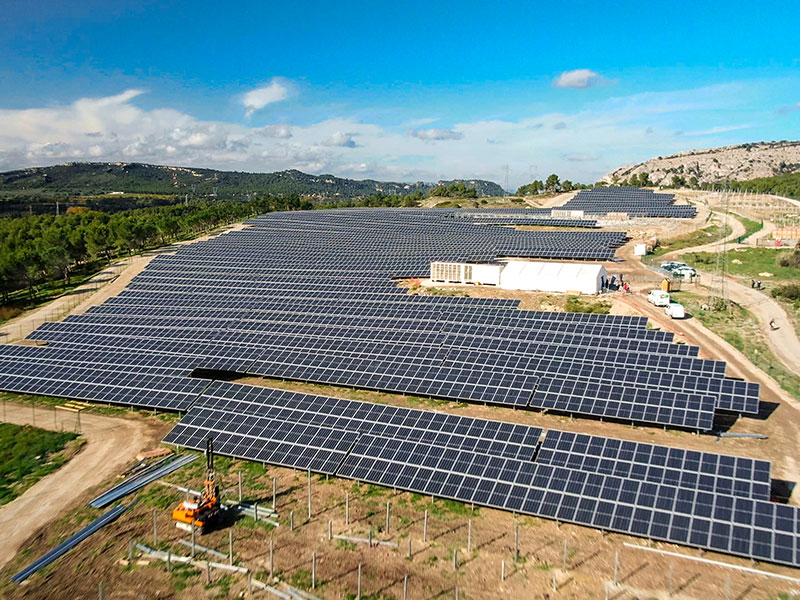 image aerienne d'un projet solaire
