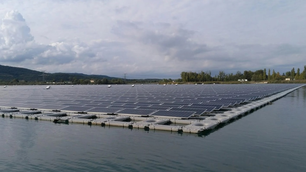 image de centrale solaire flottante