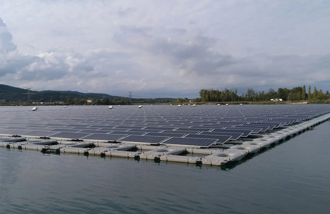 image de centrale solaire flottante