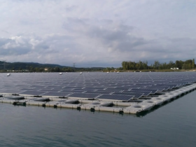 image de centrale solaire flottante