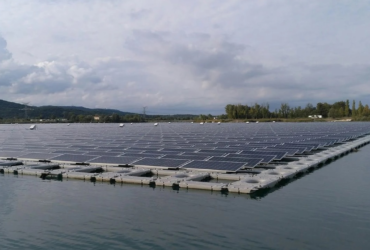 image de centrale solaire flottante