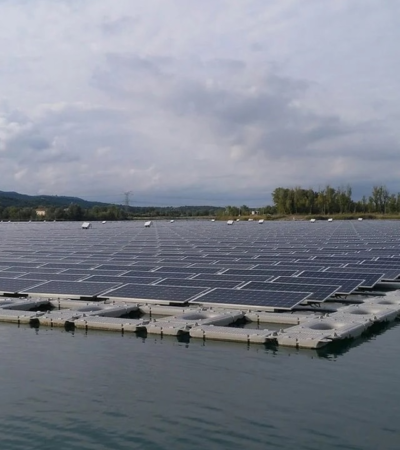 image de centrale solaire flottante