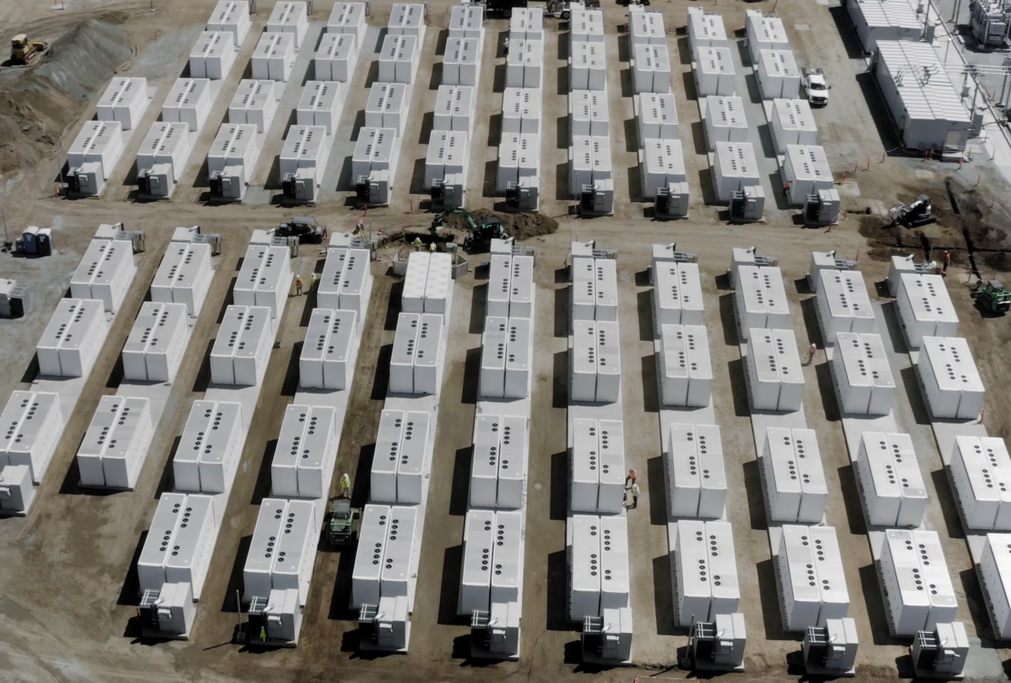 image de stockage batterie aligné dans un champs
