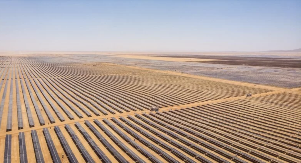 image aérienne d'une centrale solaire-stockage