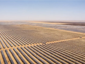 image aérienne d'une centrale solaire-stockage