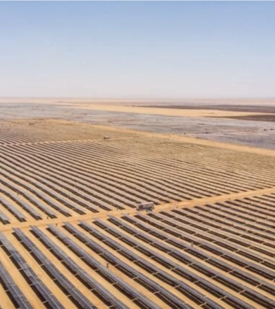 image aérienne d'une centrale solaire-stockage