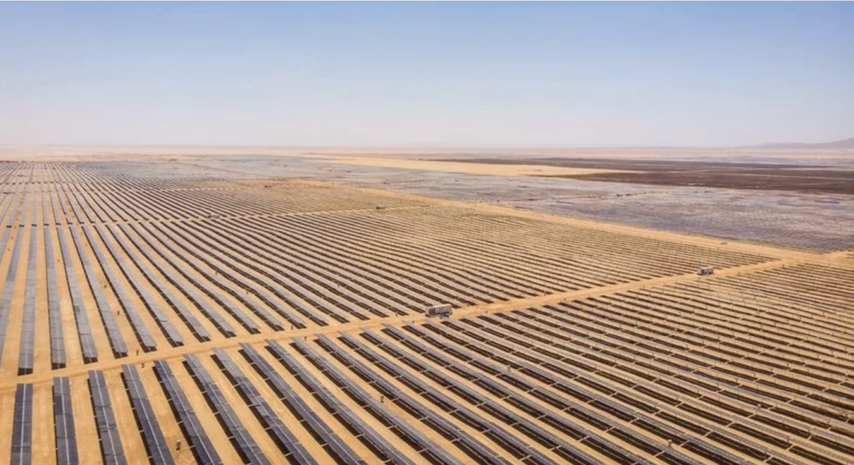 image aérienne d'une centrale solaire-stockage
