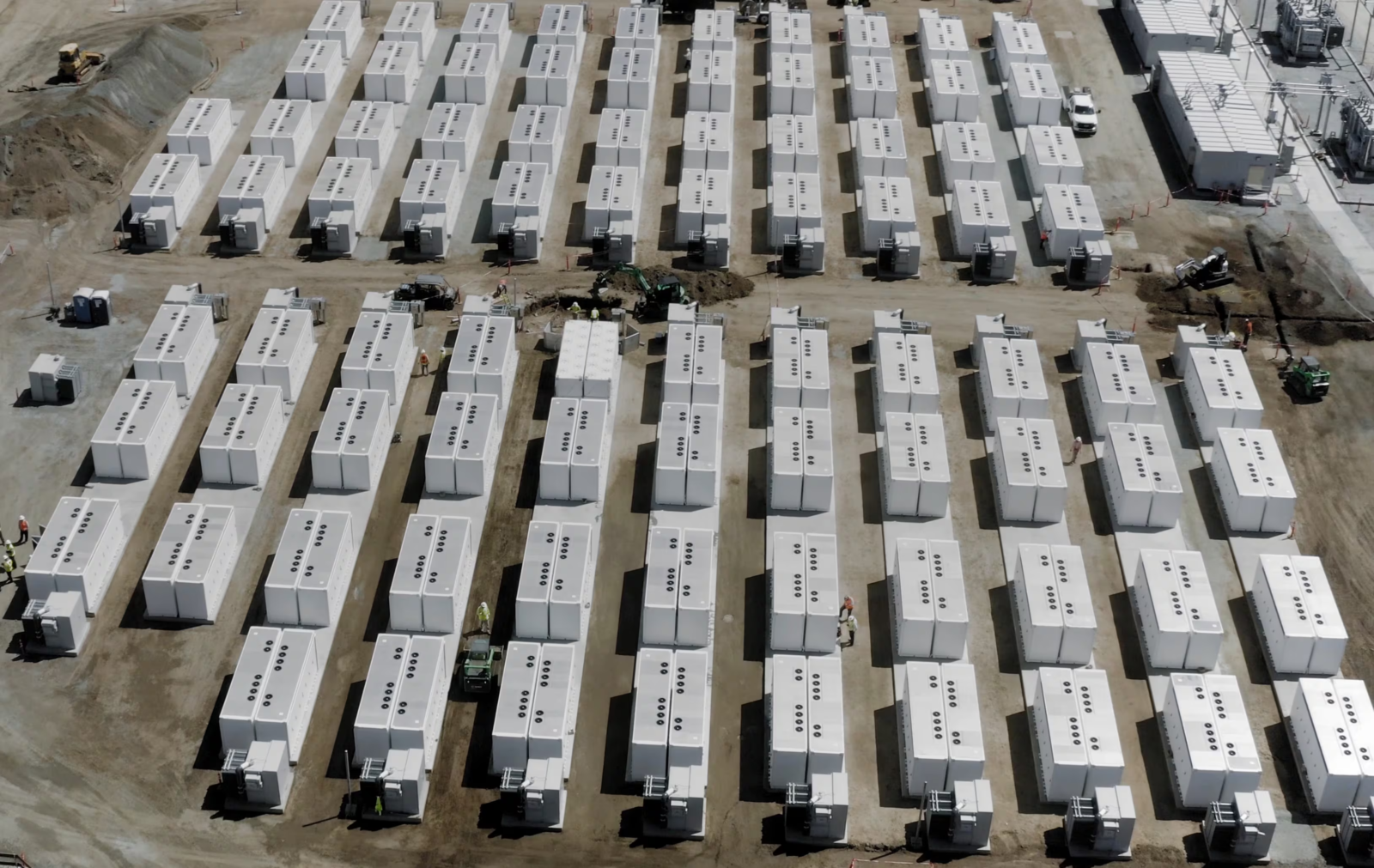 image de stockage batterie aligné dans un champs