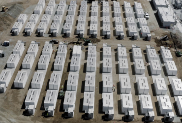 image de stockage batterie aligné dans un champs