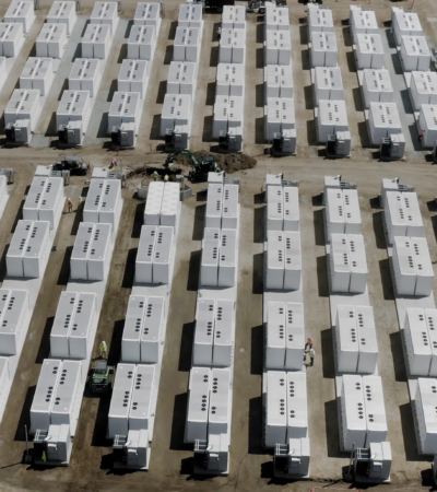 image de stockage batterie aligné dans un champs